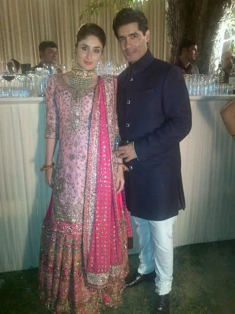 Kareena Kapoor berpose dengan sang desainer salwar yang dipakainya, Manish Malhotra @pinkvilla.com