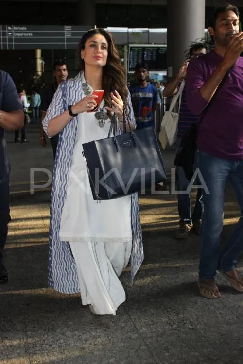 Kareena Kapoor tampil dengan outfit gombroh di bandara © Pinkvilla.com