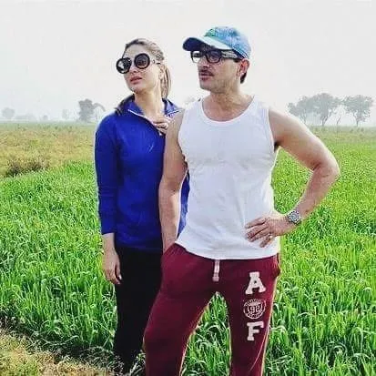 Kareena Kapoor dan Saif Ali Khan tampil beda dengan outfit santai © Pinkvilla.com