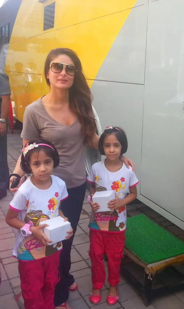Ini dia keakraban Kareena bareng dua fans ciliknya © Pinkvilla.com