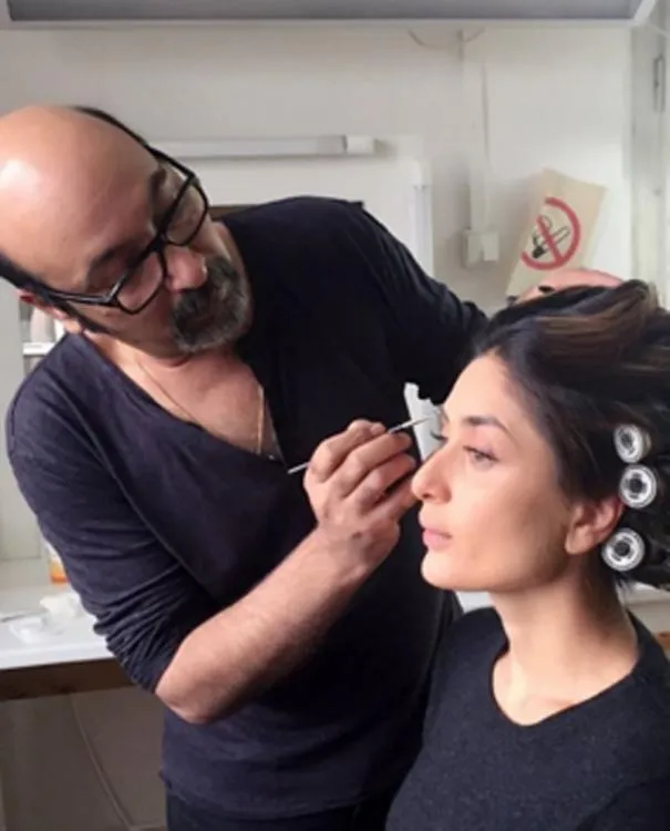 Kareena Kapoor saat proses make up di Praha © Pinkvilla.com