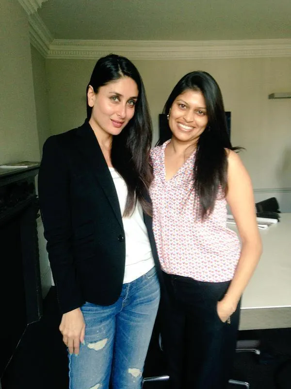 Ini dia foto Kareena Kapoor saat berpose bersama salah satu kru radio @pinkvilla.com