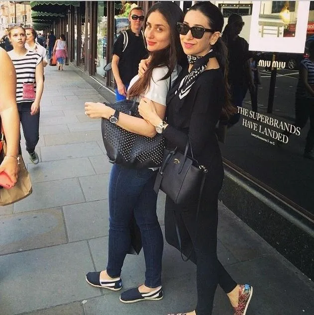 Kareena dan Karisma kompak pakai slip on di London. @pinkvilla