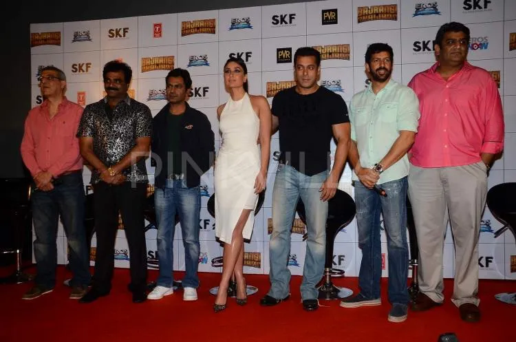 Ini dia momen Salman Khan pegang erat pinggang Kareena Kapoor @pinkvilla.com