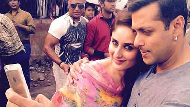 Kareena Kapoor dan Salman Khan saat selfie di lokasi syuting film 'BAJRANGI BHAIJAAN' @hindustantimes.com