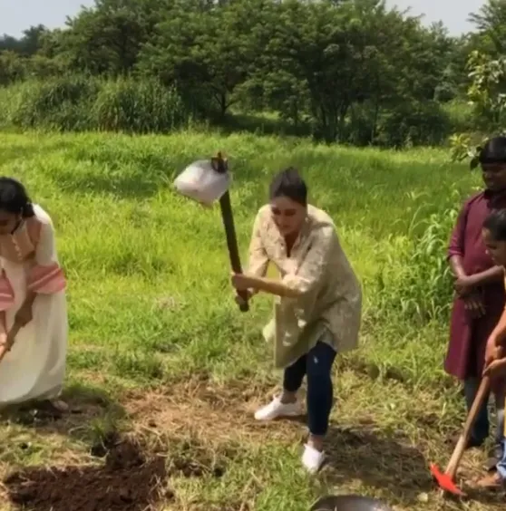 Mencangkul dengan Bahagia
