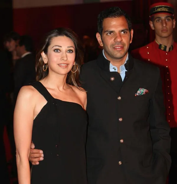 Karisma Kapoor yang akhirnya setuju mengizinkan suami bertemu anak-anaknya saat ulang tahun. ©Bollywoodlife.com