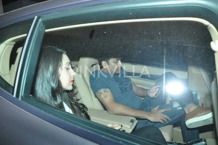 Karisma dan Sandeep akhirnya mau datang dengan satu mobil meski banyak wartawan di rumah Kareena ©pinkvilla