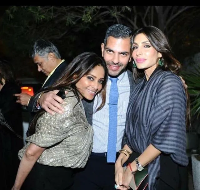 Sunjay Kapoor sudah pamer pacar baru, Priya (kanan) ©pinkvilla