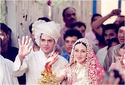 Sanjay Kapoor belum mampu membayar tunjangan perceraian dengan Karisma. ©pinkvilla.com