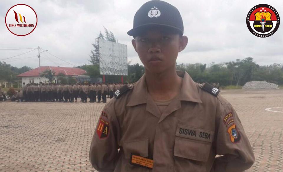 Seorang anak pemulung berhasil jadi anggota polisi lewat usaha dan kerja keras © Facebook.com/Divisi Humas Polri