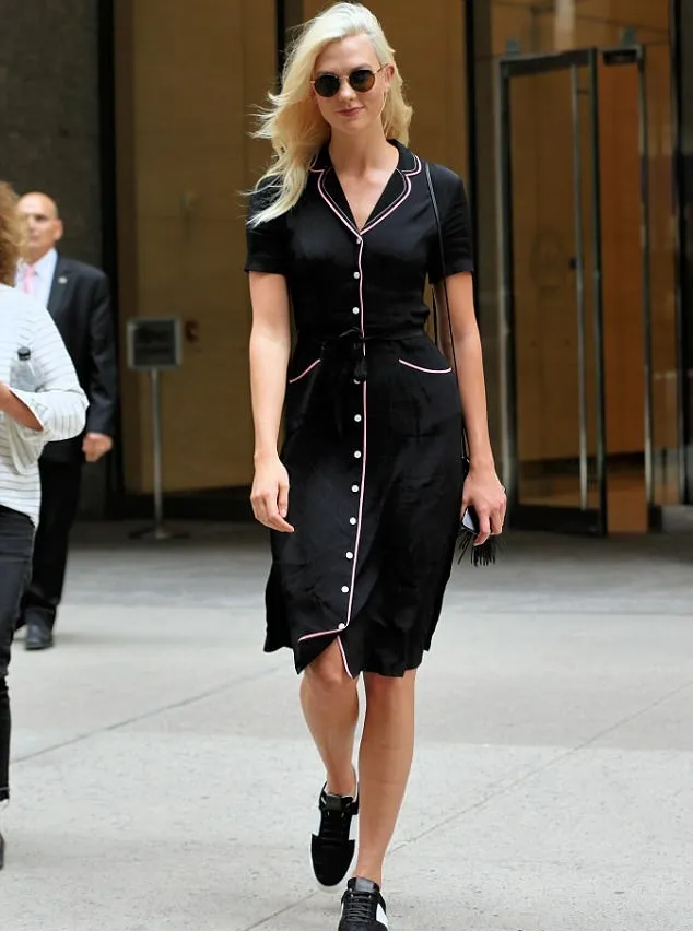 Karlie Kloss sebelumnya mendatangi kantor VS di New York © via dialymail.co.uk