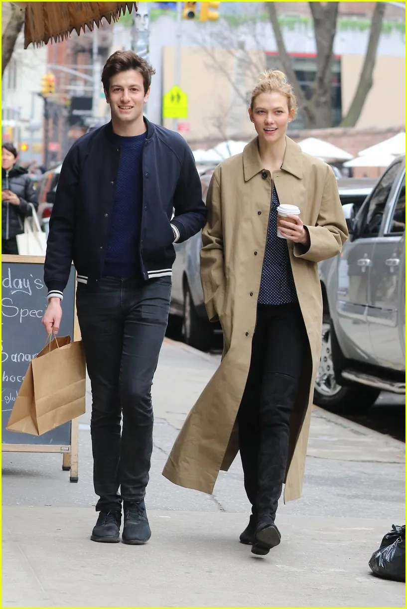 Karlie Kloss jarang tunjukkan kemesraan © Just Jared