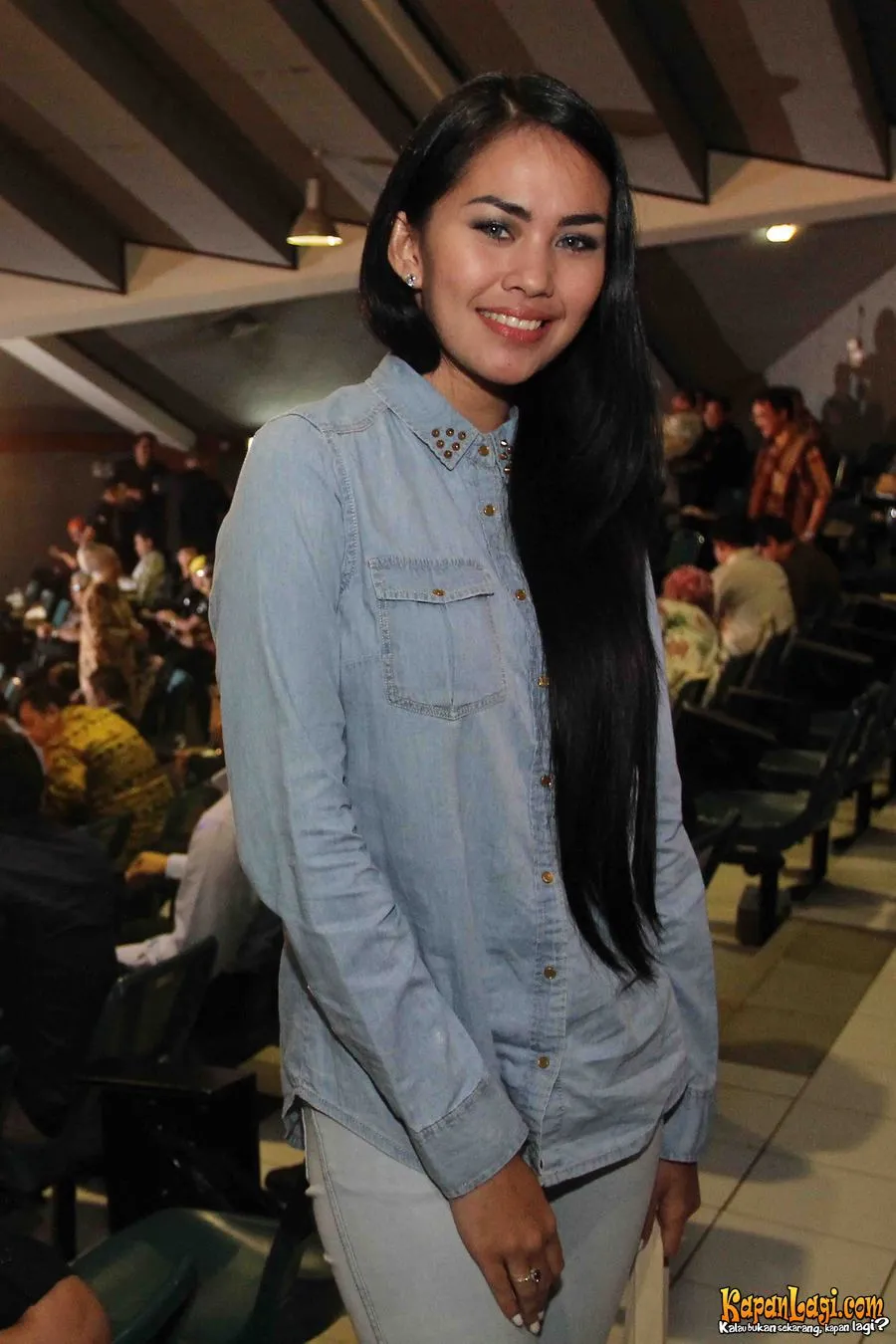Dibanding nyanyi, Kartika sepertinya lebih nyaman nge-host ©KapanLagi.com®