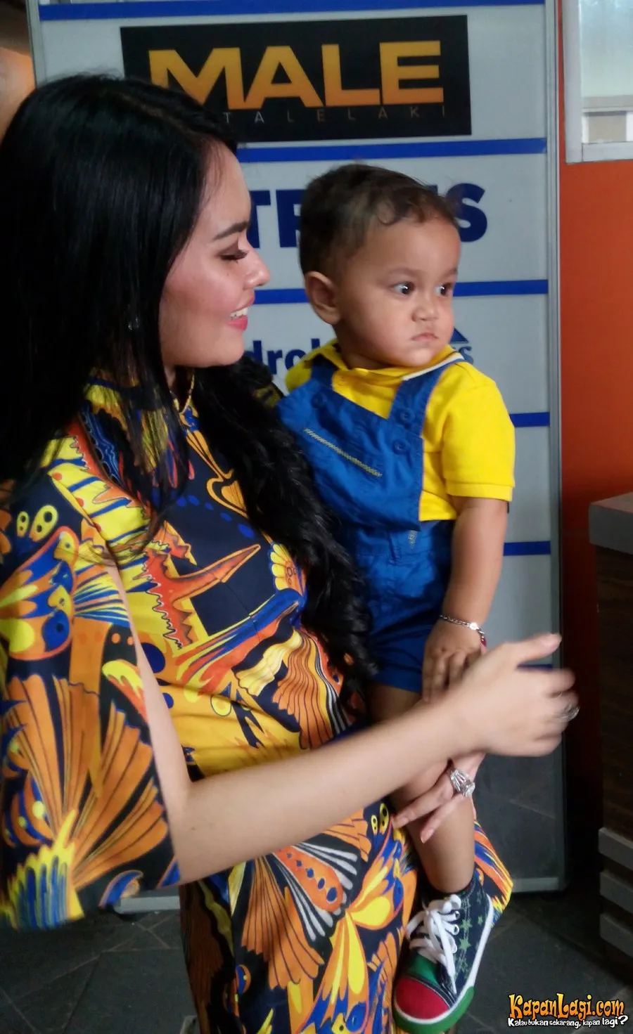 Kartika Putri berikan pesan positif kepada putranya jelang tidur. ©KapanLagi.com/Adi Abbas Nugroho