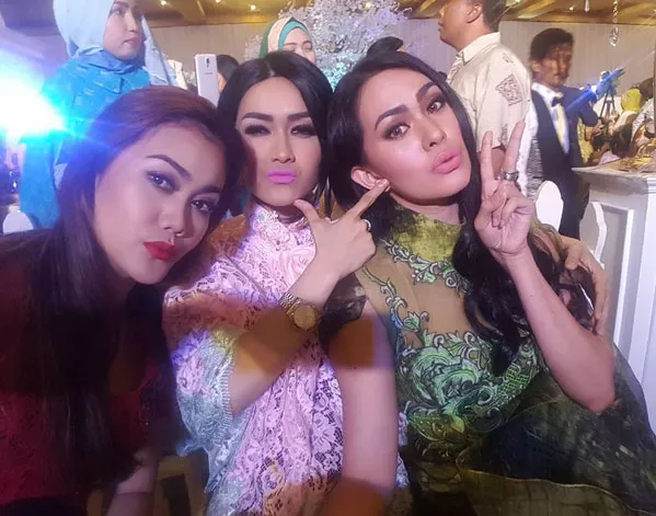 Kartika Putri seolah ingin sindir para haters lewat fotonya bareng Jupe © Instagram.com/kartikaputriworld