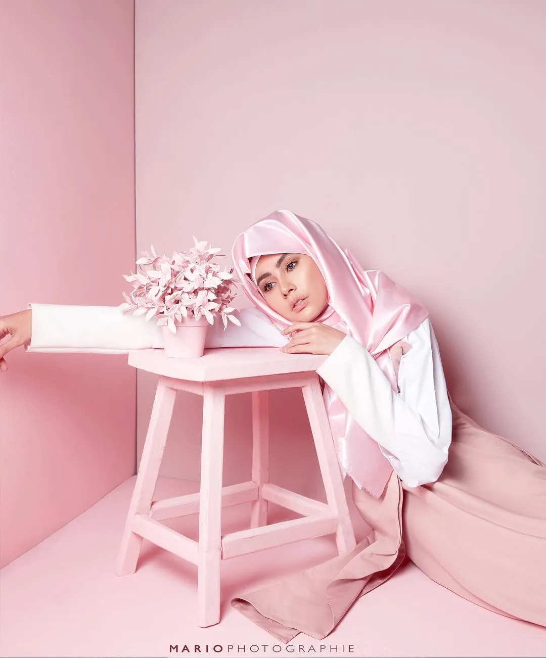 Cantiknya Kartika Putri berpose di sebuah studio serba pink. Credit: via instagram.com/mariophotographie