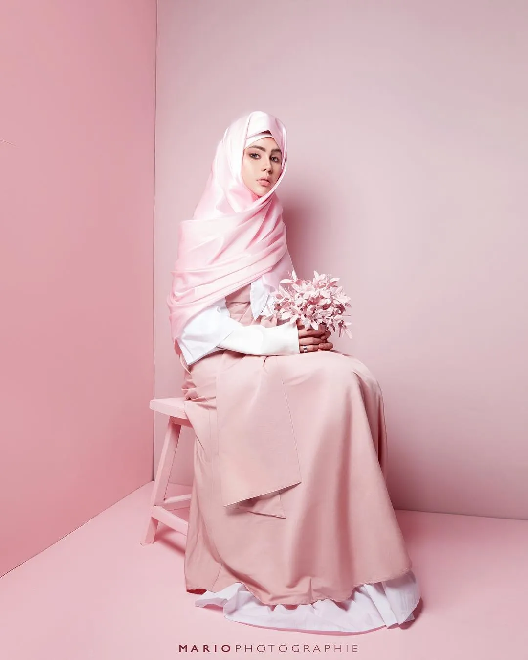 Busana dan riasan wajah juga serba pink! Credit: via instagram.com/mariophotographie