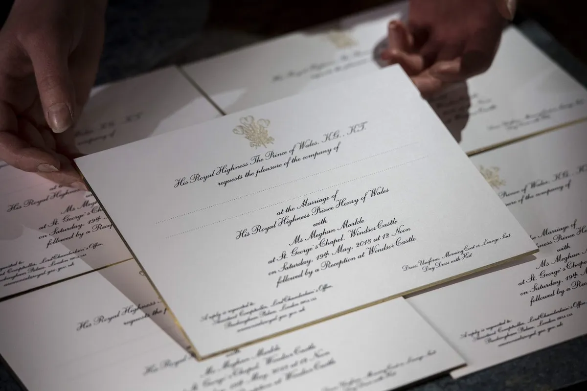Lottie Small mengerjakan kartu undangan tamu untuk pernikahan Pangeran Harry dan Meghan Markle © twitter.com/KensingtonRoyal