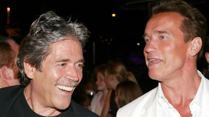 Mario Kassar (kiri) bersama dengan Arnold Schwarzenegger © variety.com/Alex Berliner