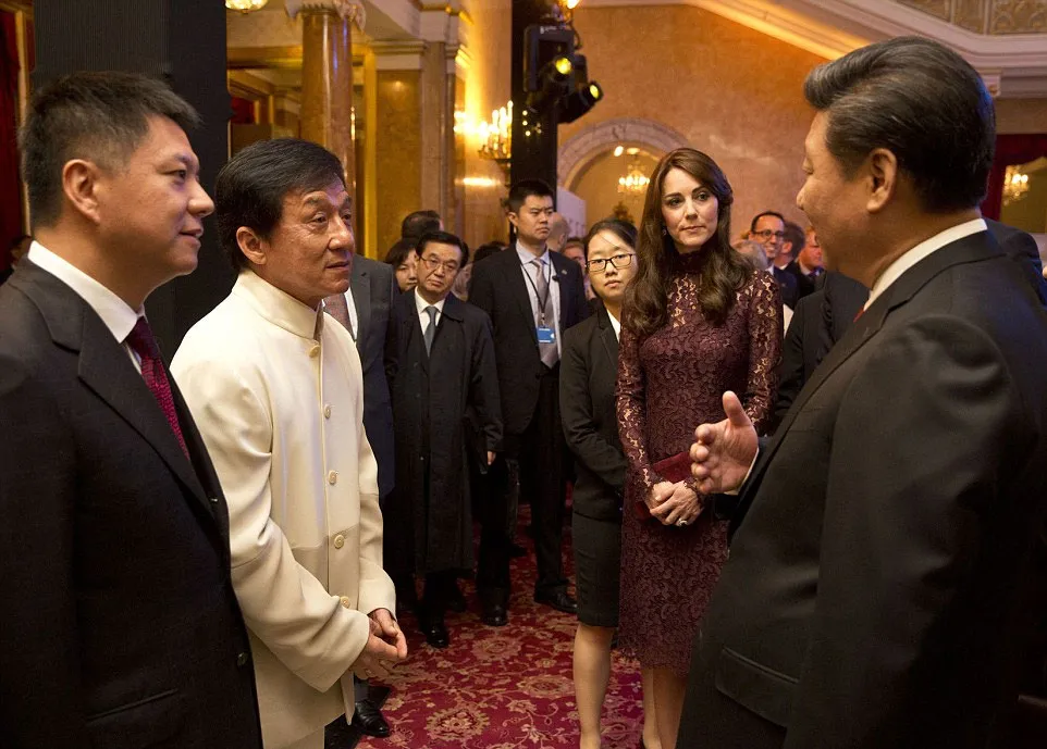 Kate Middleton bertemu dengan Jackie Chan © Splashnews.com