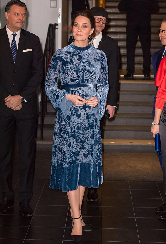 Kate tampil beda dengan gaun klasiknya © dailymail.co.uk