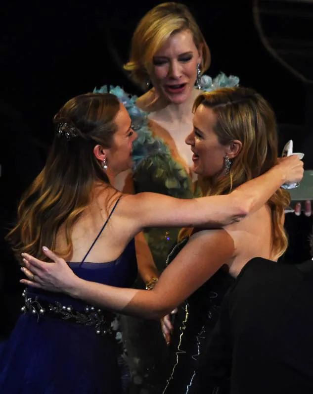 Ekspresi heboh Brie dan Cate usai mengelus-elus perut Kate © AFP