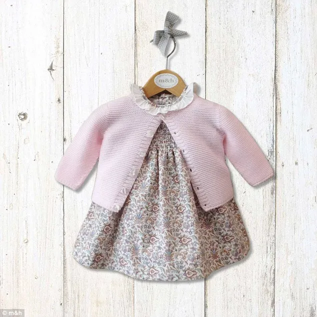 Inilah baju bayi yang dikenakan Charlotte saat difoto sang ibu © m&h