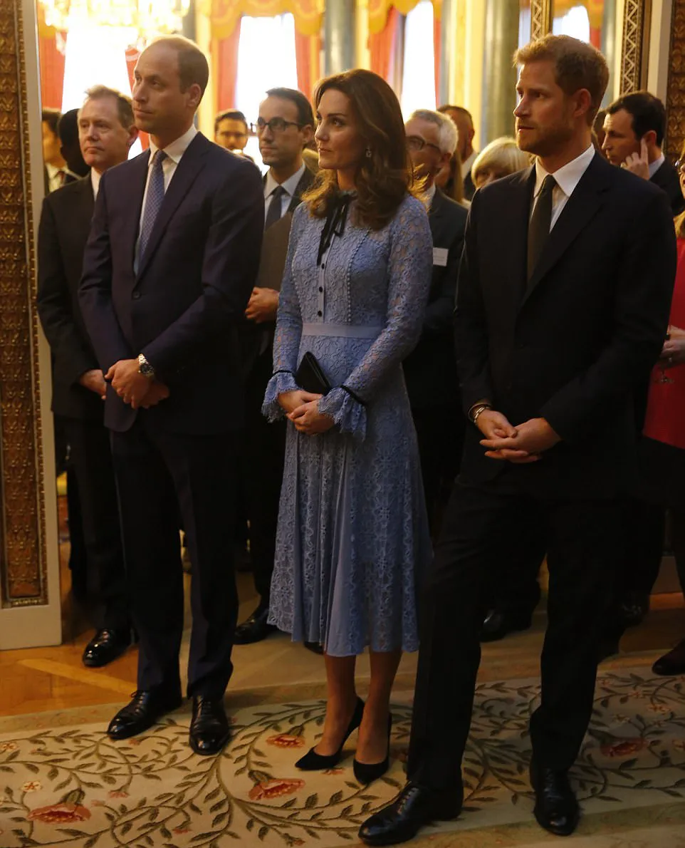 Kate terlihat cantik dalam balutan dress berwarna biru muda © dailymail.co.uk