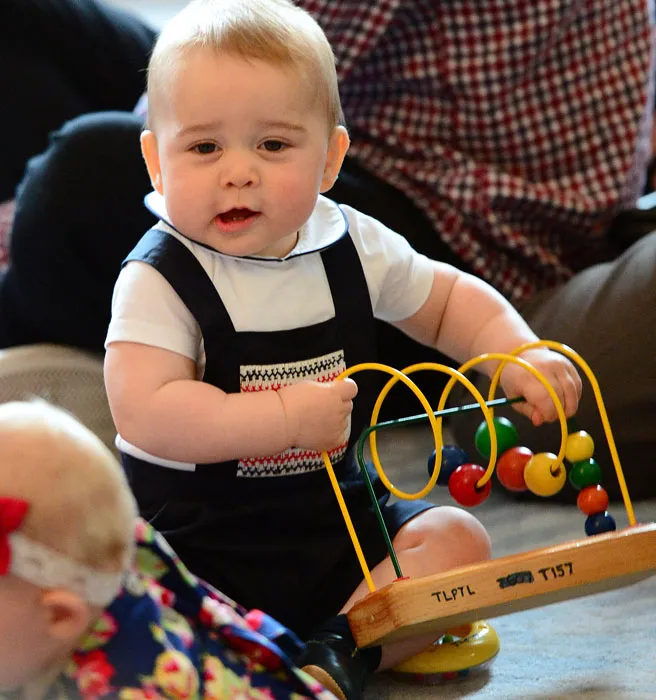 George ternyata suka bermain tablet ayahnya @ elle.com