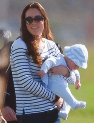 Kate Middleton dan putranya @ dailymail.co.uk