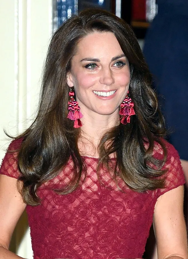 Blush menjadi elemen terpenting untuk menyempurnakan penampilan Kate © usmagazine.com