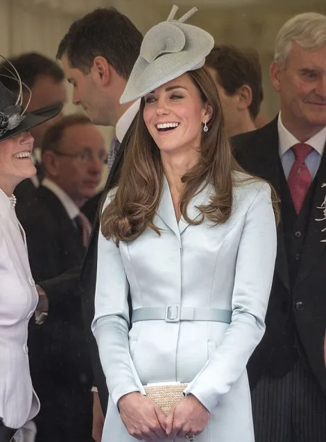 Kate membalas pandangan William @ dailymail.co.uk