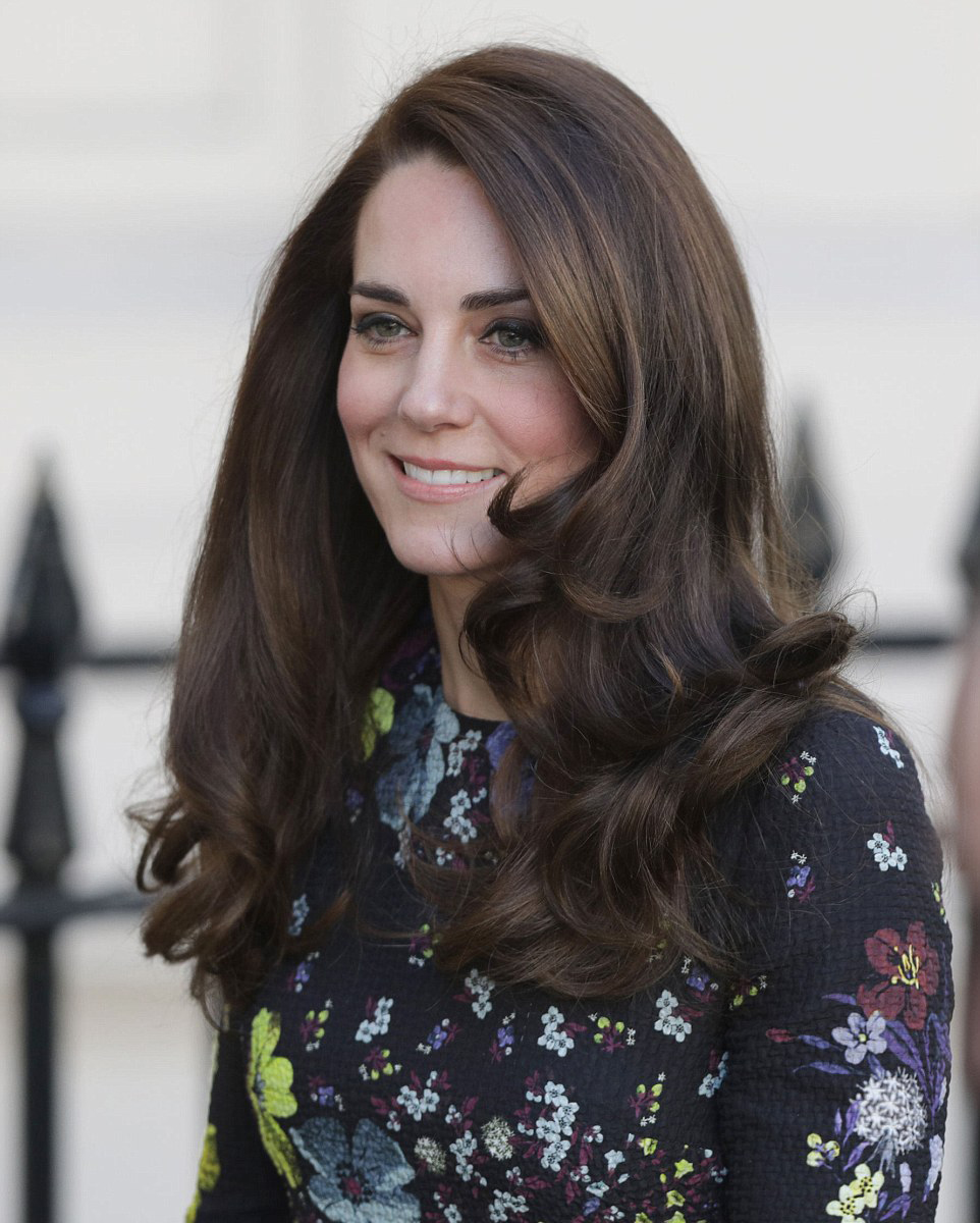 Glamor Berkelas Gaya Kate Middleton Dengan Rambut Barunya