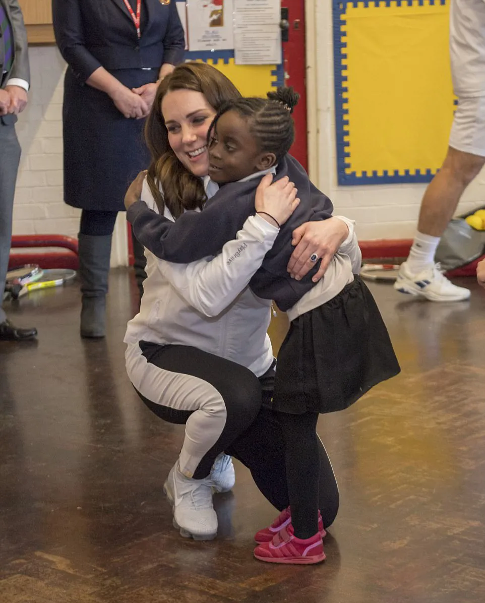 Kate berbagi pelukan dengan para siswa yang ada di lokasi tersebut © dailymail.co.uk