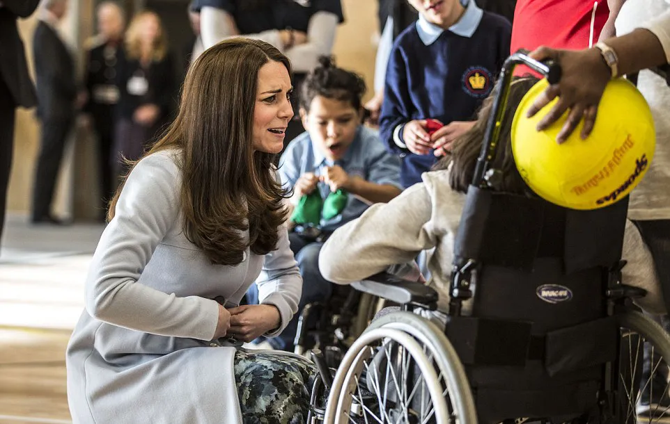 Kate ungkap bayinya sangat aktif @ dailymail.co.uk