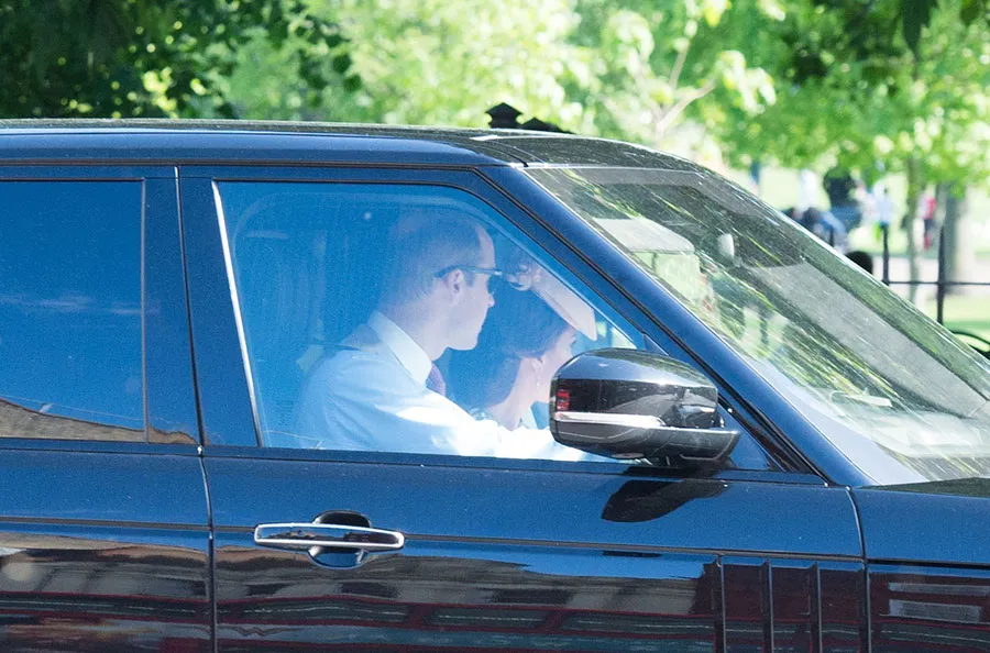 William dan Kate berangkat menuju venue pernikahan adiknya © hellomagazine.com