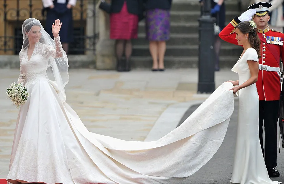 Pippa menjadi bridesmaid di hari pernikahan kakaknya © dailymail.co.uk