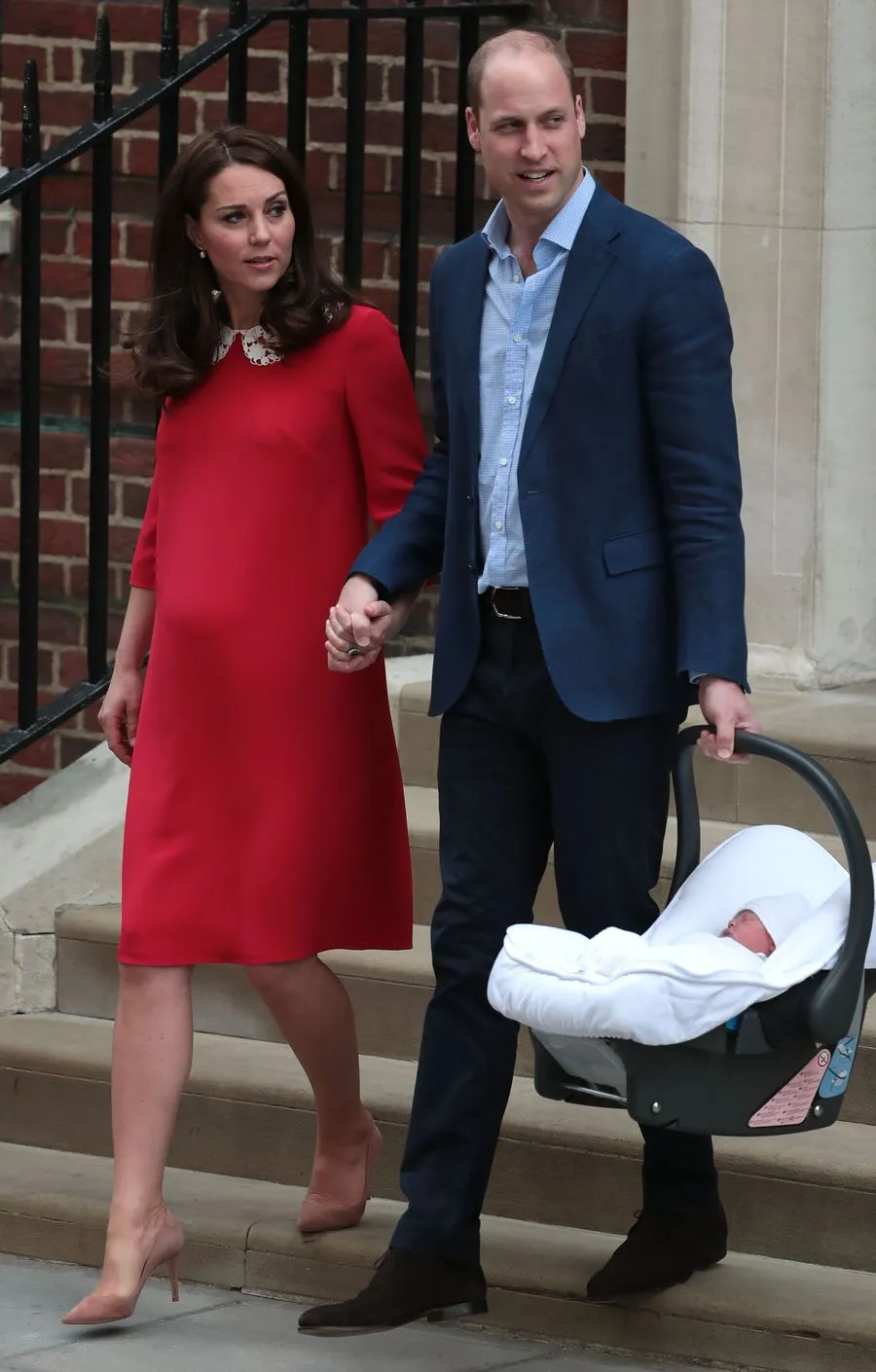 Kate dan William akhirnya gandengan di depan publik! © AFP