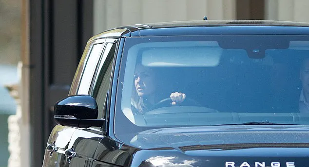 Kate tertangkap menyetir mobil sendiri @ dailymail.co.uk