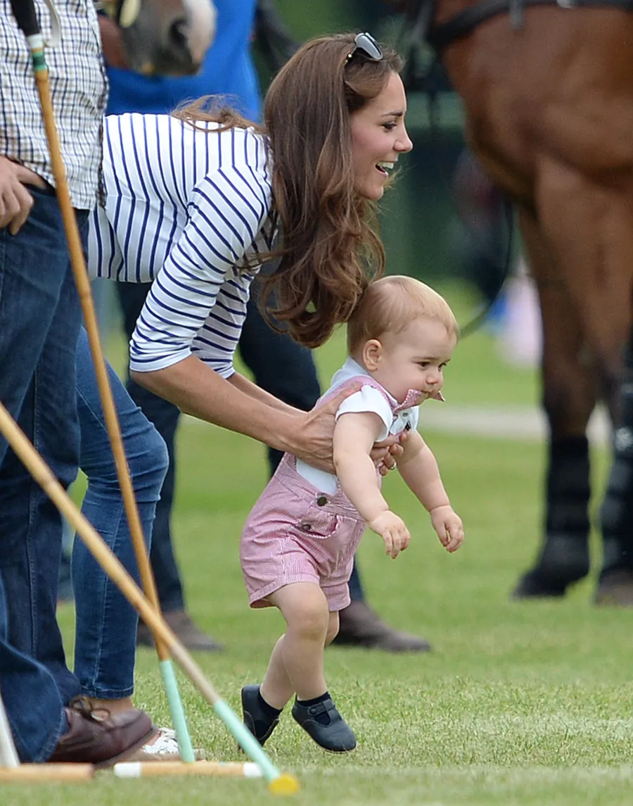 Si kecil George doyan main air dan berenang @ splashnews.com