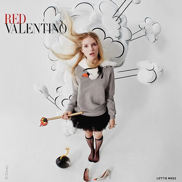 Pose seru Lottie di depan kamera @ Red Valentino