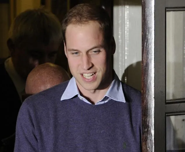 Akhirnya Pangeran William tersenyum @ dailymail.co.uk