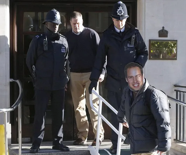 Seseorang dengan topeng Pangeran William berusaha mengecoh publik @ dailymail.co.ul