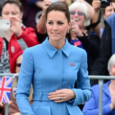 Penampilan Kate Dengan Rambut Kuncir Ekor Kuda Dan Coat Biru @ dailymail.co.uk