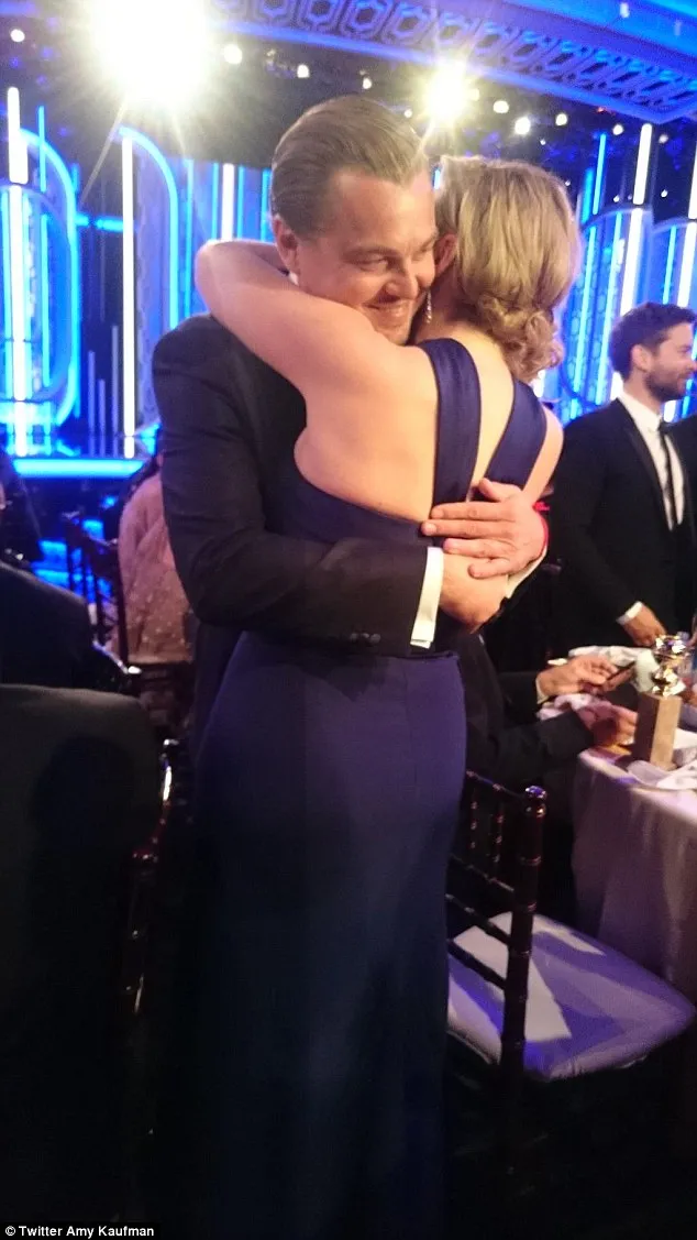 Meski banyak yang meboikot Oscar, Kate Winslet memutuskan datang demi memberikan dukungan untuk Leonardo DiCaprio. ©Twitter Amy Kaufman via Dailymail