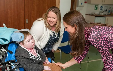 Bentuk kepedulian Kate pada anak-anak @ dailymail.co.uk/PA