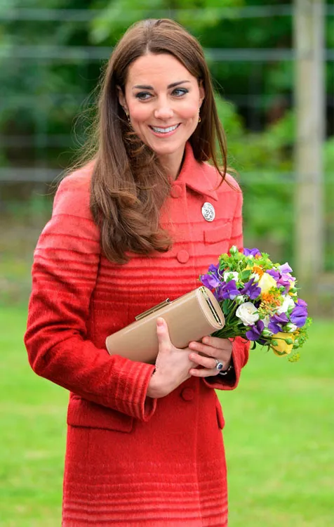 Cantiknya Kate dengan coat merah @ eonline.com/REX