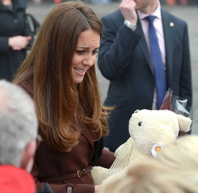 Kate Middleton saat menerima Teddy Bear @ dailymail.co.uk