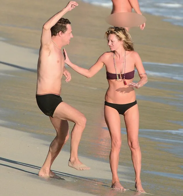 Kate Moss - Jamie Hince dan Pria Bugil @ dailymail.co.uk